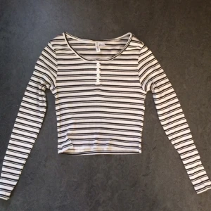  - Randig top från H&M bra skick knappt använd! Står L men är mer M