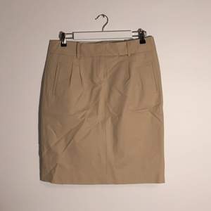 Tommy Hilfiger beige skirt, double flaps in the back, knee-length