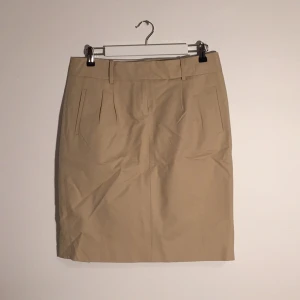  - Tommy Hilfiger beige skirt, double flaps in the back, knee-length