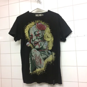  - T-shirt från Snort Grunt med Marilyn Monroe. Bra skick. 