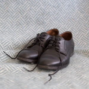  - Derbyskor i svart läder med fin detalj framtill. Köpta på Feetfirst för några år sedan. Nypris 1000 kr. Omklackade och i fint begagnat skick. Det ena skosnöret börjar dock gå sönder och behöver bytas. 