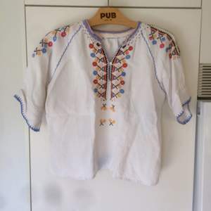 Blus med broderad utsmyckning. Inköpt vintage för 700kr. Materialet är lent linne, och den är supersval och skön. En knapp saknas allra längst upp, men är så fin på ändå.