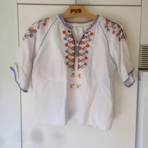  - Blus med broderad utsmyckning. Inköpt vintage för 700kr. Materialet är lent linne, och den är supersval och skön. En knapp saknas allra längst upp, men är så fin på ändå.