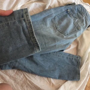  - Acnejeans med raka ben som sitter sjukt snyggt. Perfekta sommarjeans. Det finns ett litet bläcksträck som knappt syns. Söker själv liknande i storlek 27!