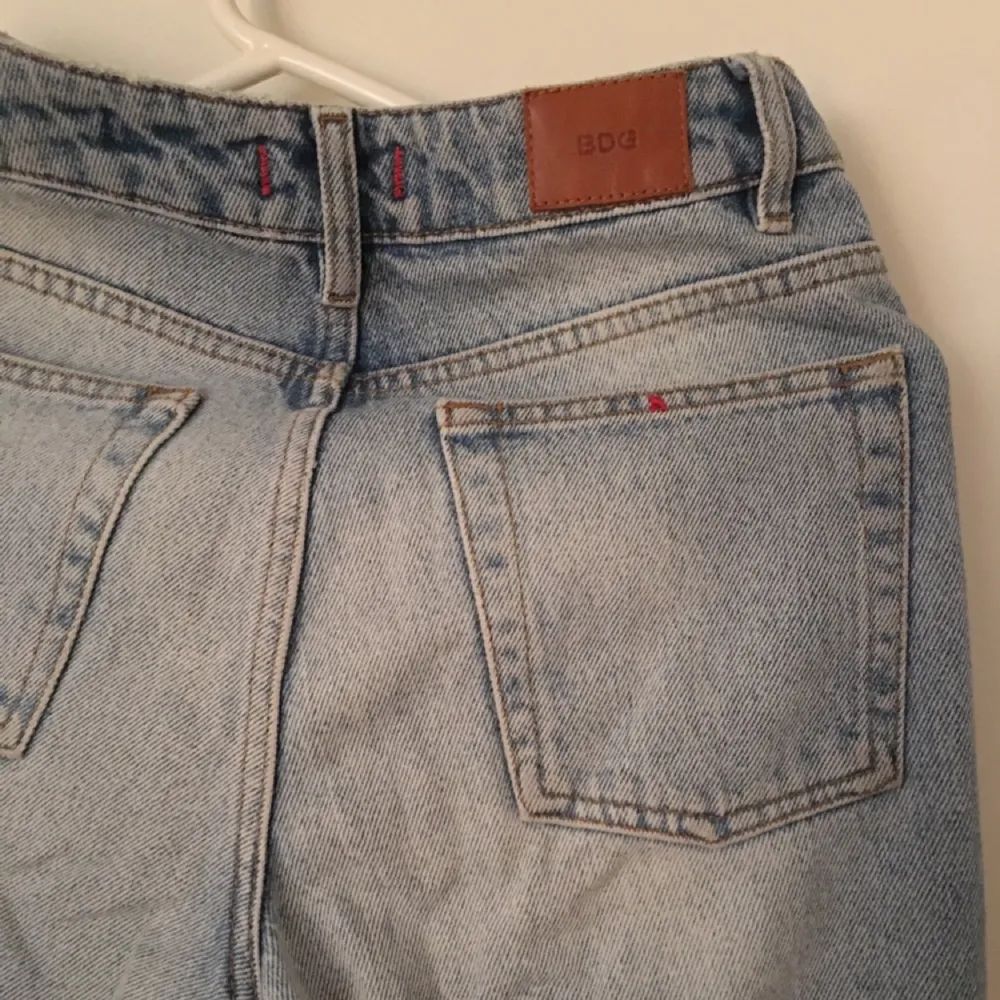 Hela jeans med hög midja, tyvärr inte min storlek! Går att snygga till och klippa i om man känner för det :) Köpare betalar frakt, alternativt möts upp i Stockholm! . Jeans & Byxor.