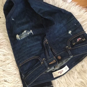 - Snygga hollisterjeans med slitningar aldrig använda pga fel storlek 