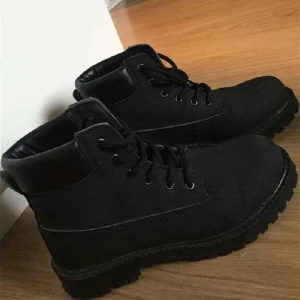  - timberland svarta skor i jättebra skick inget fel 