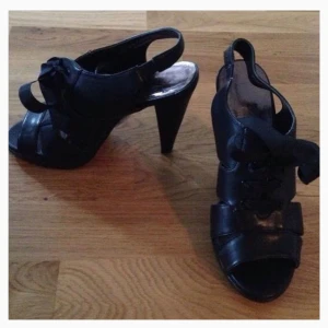  - Oanvända klackskor storlek 36 säljs!  Portot betalar du