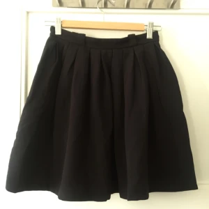  - Svart klockad kjol från Monki. Aldrig använd och i väldigt fint skick. Materialet är tjockt och tungt och det blir ett fint fall. 