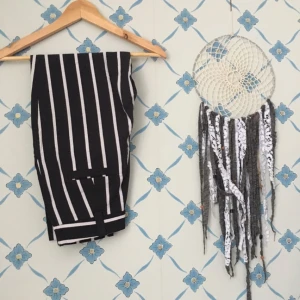  - Ankelkorta, randiga byxor med hög midja och fickor bak. Köpt second hand men är i bra skick. 