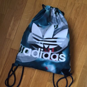 - Träningsväskan från adidas! 
Nyskick! ✨ 

Frakt 13kr ✨ jag har svisch ✨✨