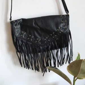  - Väska från hm. Typ aldrig använd, jättefint skick :) 