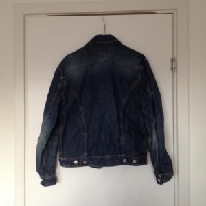 Asfrän jeansjacka, knappt använd. - Asfrän jeansjacka, knappt använd.