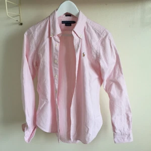  - Rosa-vit-randig skjorta från Ralph lauren. 
Skinny Fit. Märkt strl 8. Jag berömmer den som en XS då den sitter tajt på mig. 
Jättefint skick! 

Frakt 45kr ✨ jag har svisch ✨✨