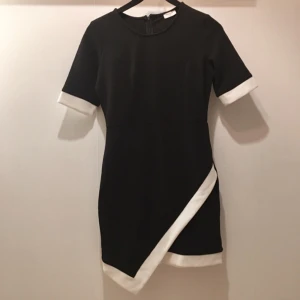  - Storlek M men som en S. Klänning från Sheinside, aldrig använd! 