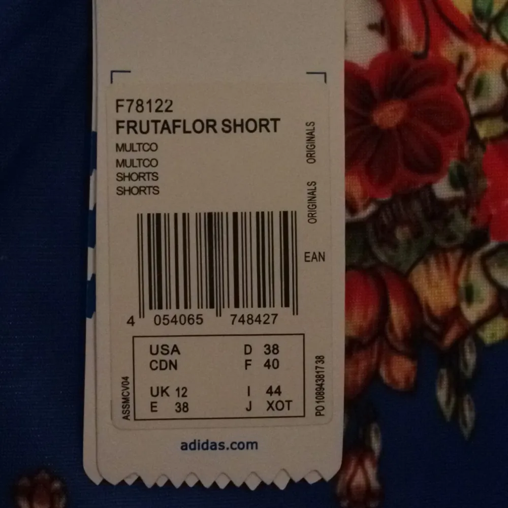 Linne och shorts från Adidas
 (limited edition). Storleken är 38 men är väldigt liten i storleken och är mer som en 36a . Övrigt.