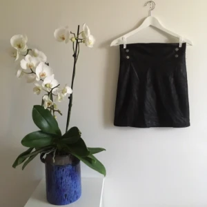  - Fin kjol från HM men snygga detaljer och dragkedja baktill. 