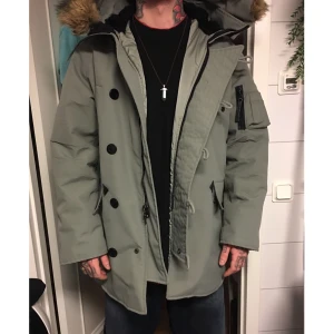  - Alpha Industries jacka, jättefint skicka, knappt använd, dock en liten skråma under ena armen som knappt syns. Ny pris 2300kr