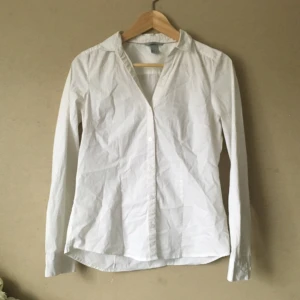  - Vit skjorta från H&M. Urringning och figursydd. Kommer aldrig till användning längre.

Frakt tillkommer, tar swish!