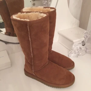  - Uggs stl 37.
Endast använda någon gång pga fel storlek. Legat i en skolåda så några märken på ena skaftet. 