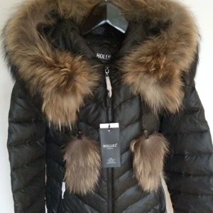  - Säljer min hollies jack, använd ett par gånger, men i jätte fint skick. Köpt den för 3600kr mitt pris 2000kr. 