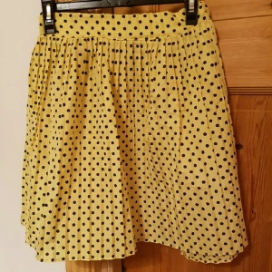  - Gul kjol med svarta prickar över hela. Den har ett resårband i midjan så att den är lite uttönjbar. Tunt material.
Köparen står för frakt.
OBS, katt i hemmet.