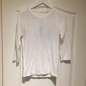  - Stickad vit tröja från Zara. Storlek L, men mer som en M. 3/4 ärm, öppning i rygg.