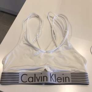 Oanvänd träningsbh från Calvin Klein, grå detaljer