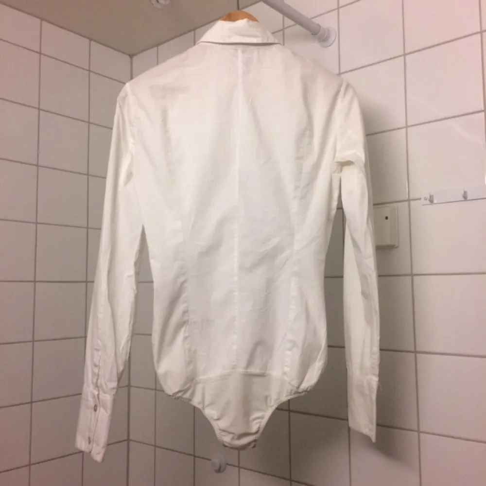Skjortbody från Dondup. Snygg och praktisk, bra kvalitet, men säljer pga för kort för mig. 
Den var dyr :):). Skjortor.