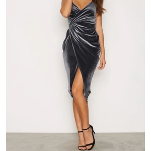  - Blågrå klänning i sammet. Spagettiärm, superfin, aldrig använd! Perfekt till nyår.
Passar både en S och L också! Orginalpris 399:-

Köparen betalar frakten