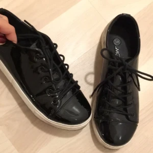  - Glansiga skor från Monki 