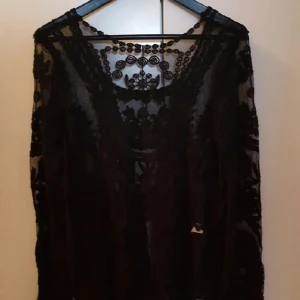  - Svart långärmad spetstopp i strl L. Möts gärna i Gbg, annars tillkommer fraktkostnad för köparen. 