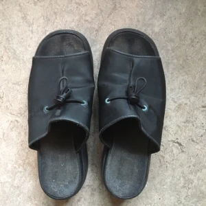  - Välanvända 90-tals sandaler med dragsko. Slitna vid tån på vänster toffla. Slitna vid hälen, se bild. Storlek 37 men passar mig som är 38 i vanliga fall. Upphämtas i Göteborg Majorna. 