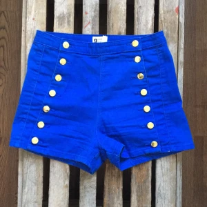  - Snygga kornblåa shorts med guldknappar!