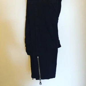  - JEANS 1 - GinaTricot, använda fåtal gånger, 2 dragkedjor nere vid benen, strl 26 för 50kr + ev. frakt 📦  JEANS 2 - helt nya med tags kvar, 2 dragkedjor där uppe & 2 där nere vid benen, strl S för 100kr + ev. frakt 📦  JEANS 3 - NELLY.COM, använda men i fint skick, 4 dragkedjor där uppe & 2 där nere vid benen, strl 34 för 40kr + ev. frakt 📦  Hämtas i Kristianstad eller Karlshamn 🖖🏻