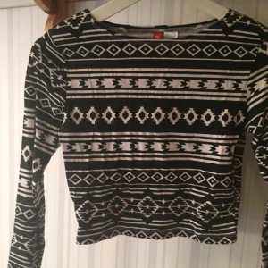  - Svartvit långärmad croptop i storlek S från H&M Divided. Funkar dock lika bra på en XS. 20kr +frakt