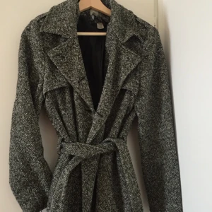  - Varm kappa perfekt till hösten från Laura Clement, nypris 1800kr