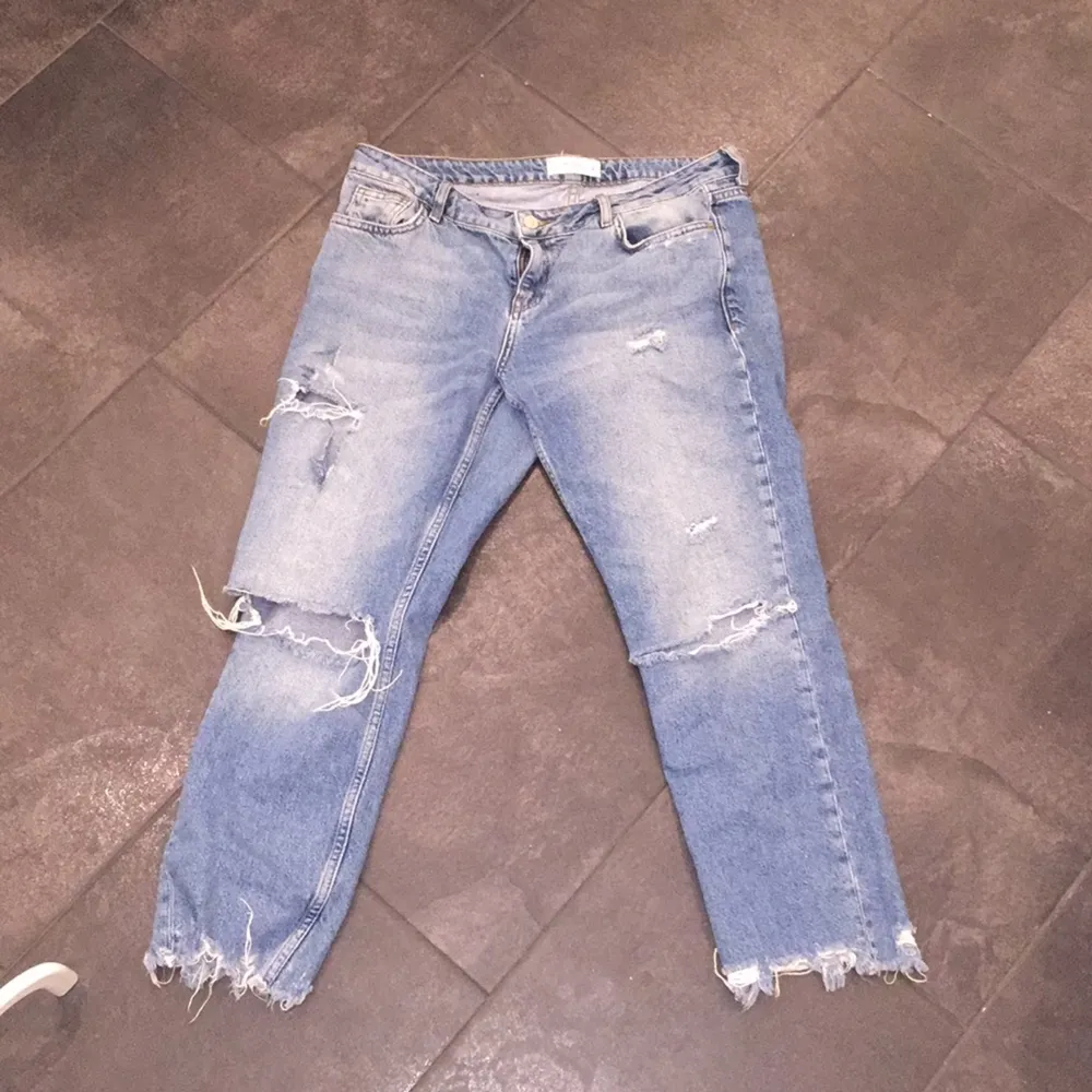 Snygga girlfriend/boyfriend slitna jeans från mango! Låg midja och bra skick
Hör av dig vid frågor! ☺️. Jeans & Byxor.
