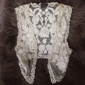  - SPETSVÄST - PIECES  Vackert plagg i krämvit spets. Perfekt över ett linne, en blus eller varför inte en klänning. Fungerar till mycket helt enkelt!