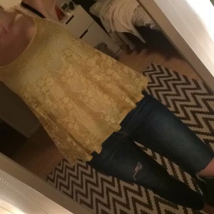  - Gult genomskinligt linne från HM divided. Fin rygg, rekommenderas att man har något under, annars blir det väldigt naket. Lös passform. Köparen betalar frakt!