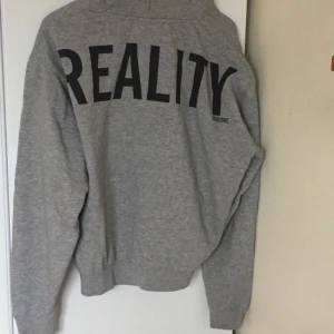  - Alina printed hooded från weekday!  Strl XS men är oversized!  Inköpt för 350 kr i vintras och knappt använd.  Frakt 65kr 