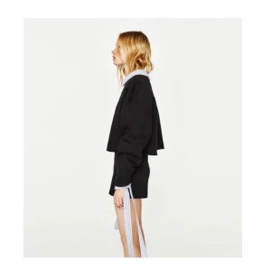  - Kort (avklippt modell) sweatshirt från Zara. Strl M, men passar Small också! Köparen betalar ev. frakt✨