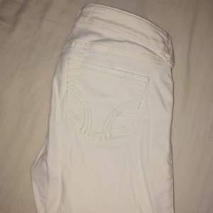 Vita jeans från hollister storlek: W25 L29 dom är som xs 