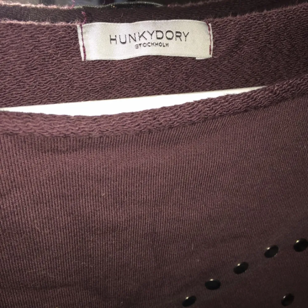 Vinröd tröja från Hunkydory som endast är använd en gång.. Skjortor.