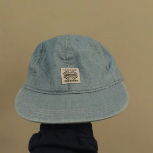  - Ljusblå keps. Nästan inte alls använd så är som ny. Har klippt bort en lapp på baksidan. Kan skickas eller avhämtas i Göteborg!