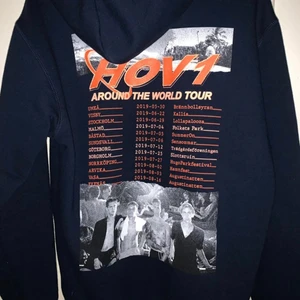 Söker hov1 around the world tour hoodie - Söker en around the world tour hoodie!! Skriv till mig (lånad bild)