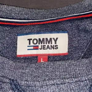 En fin Tommy hilfiger sweatshirt som bara har hängt i garderoben, så kände att de var bättre att sälja den! Den är fit to size och väldigt skön i materialet. 350kr eller högst budande :). köparen står för frakten