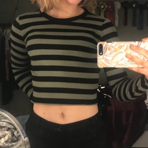 Långärmad kort tröja - Långärmad kort tröja från Gina, jötteskön men används tyvärr för lite.