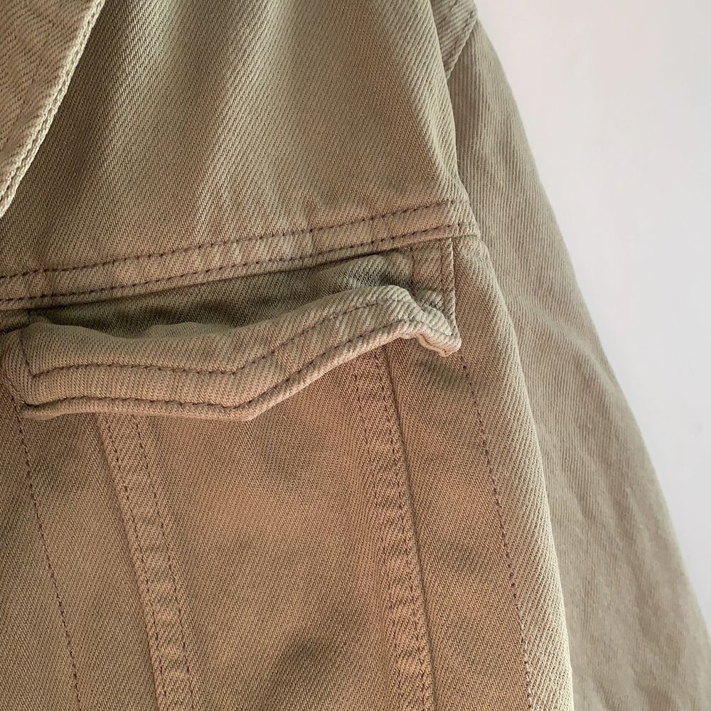 Snygg kortare grön jeansjacka från ginatricot storlek M, använd men i bra skick ser dock lite skrynklig ut men det går och fixa! Pris 100 kr plus frakt 60 eller annan valfri💚. Jackor.