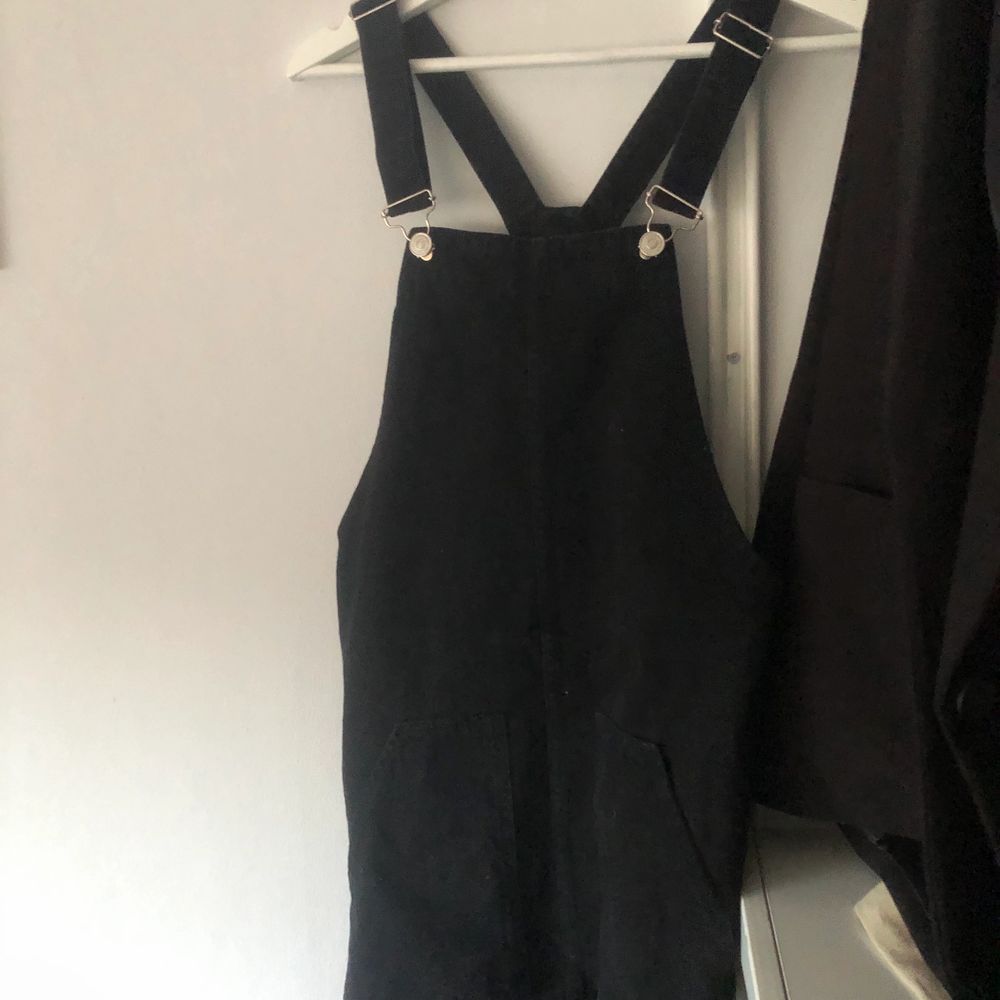 En svart hängselklänning från stradivarius i storlek 36. Sparsamt använd och i väldigt fint skick 💗. Klänningar.
